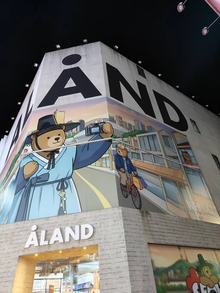 夜晚、近尾聲快打烊的商家