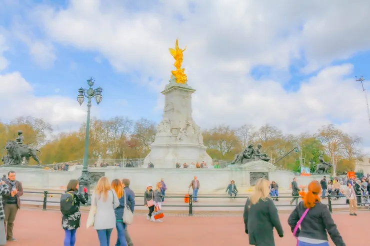 白金漢宮前的雕像