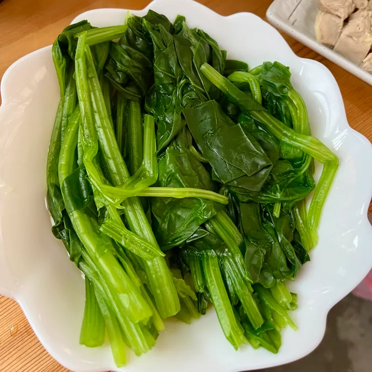 燙菠菜應該可以再切一半，更短一點