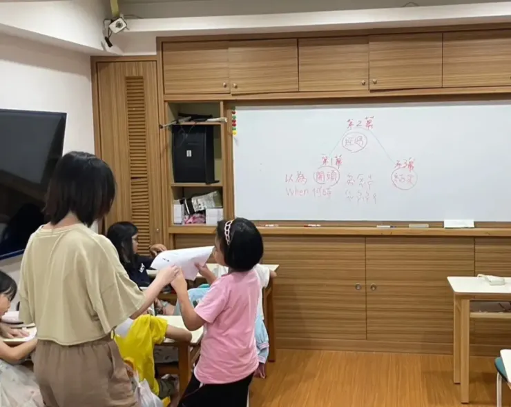 教導中低年級小朋友製作小書