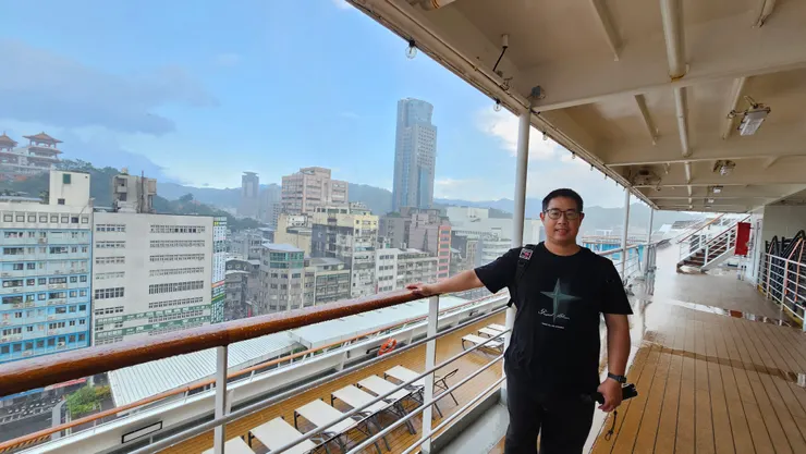 基隆港下起了傾盆大雨!站在甲板上不會被雨淋到的地方拍照真的好爽呀!