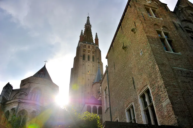 【仰望凍結的中世紀繁華見證滄桑 卻無處不美毋須在哪裡特別駐泊！仰望聖母教堂。】