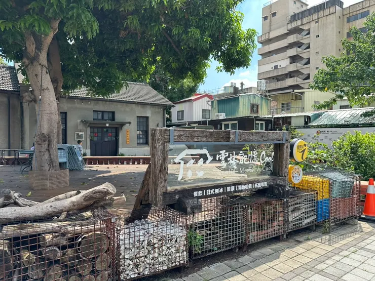 可以當遊客中心，又賣餐飲，還做展覽，只是連續假日怎麼沒開，只好下次再來啦！