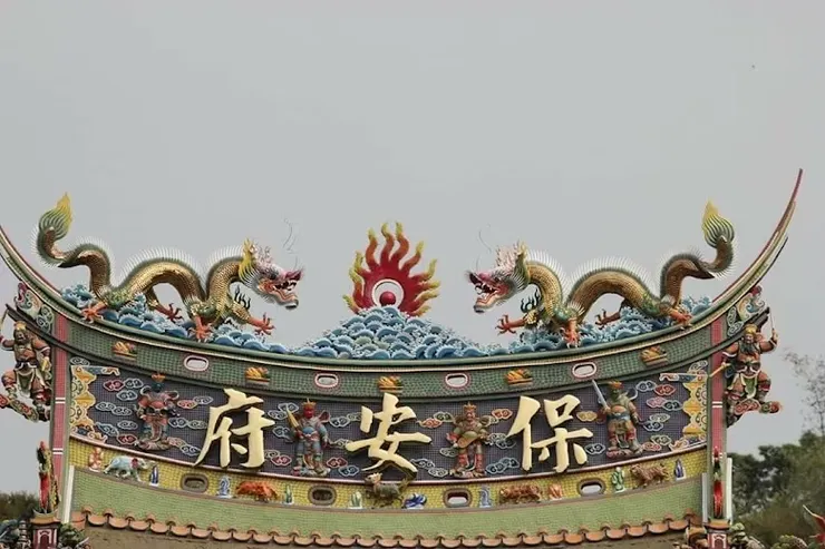 屋脊上雙龍雕刻工藝（圖片截圖於網路）