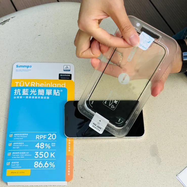 步驟一：撕下膠膜後套入