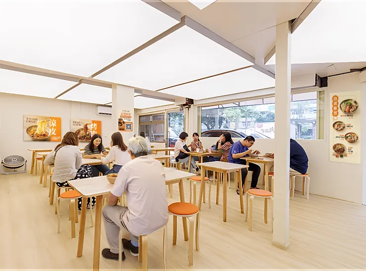 以明亮的設計與舒適冷氣環境，讓家庭與上班族都能在社區裡享受輕鬆的一餐。圖/眾旺餐飲提供