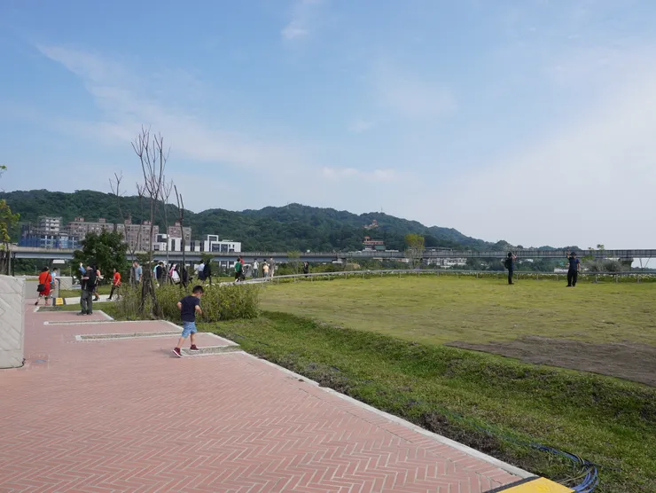 圖4：捷運沿線山景。