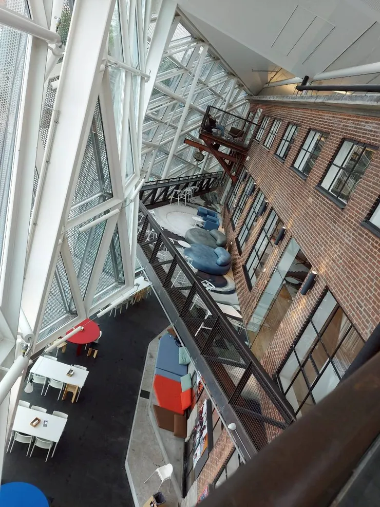 圖書館陽台露臺，曬曬陽光....短暫安靜....