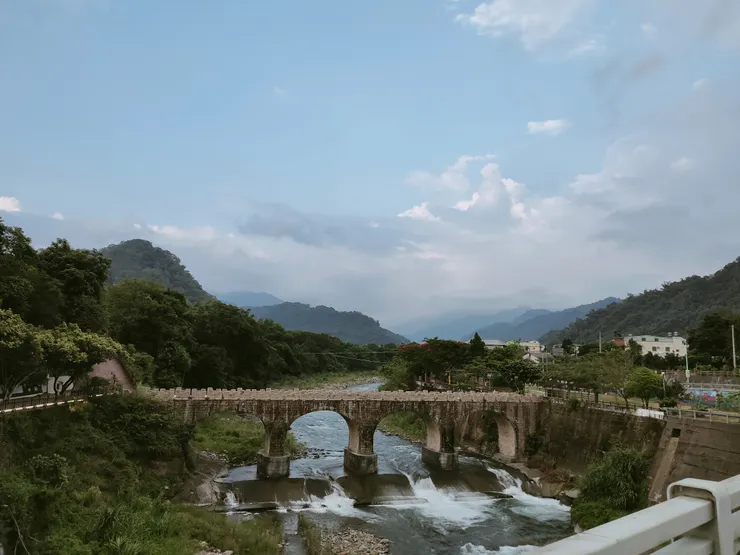 位在國姓鄉營區附近,山凹處的糯米橋與喧囂的溪水,揮灑出一幅美好的畫面。