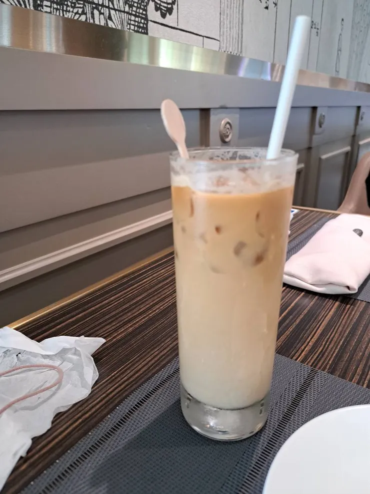 冰拿鐵120元，想喝咖啡選披薩店就對了，可以抵餐飲費喔