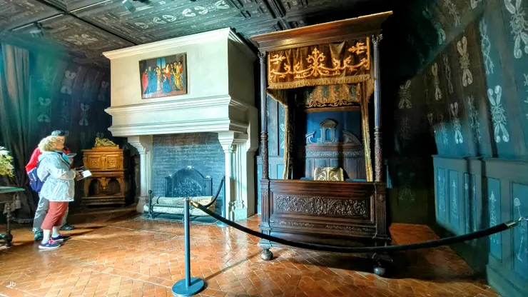 【二樓,露易絲.德.洛林王后臥室,色調與布置給人十分灰暗陰鬱的感覺。女主人是亨利三世遺孀,夫君被暗殺後,自1589年8月1日隱居於此,鬱鬱以終。】