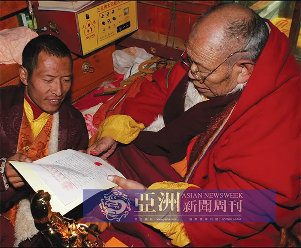 【近代藏密第一大圣者阿秋法王在写给H.H. 第三世多杰羌佛的认证书上盖了两个手印实况留影】 