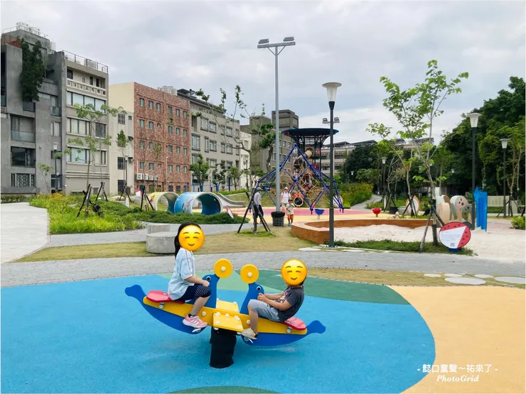 盪鞦韆旁有ㄧ組雙人翹翹板跟搖搖馬。