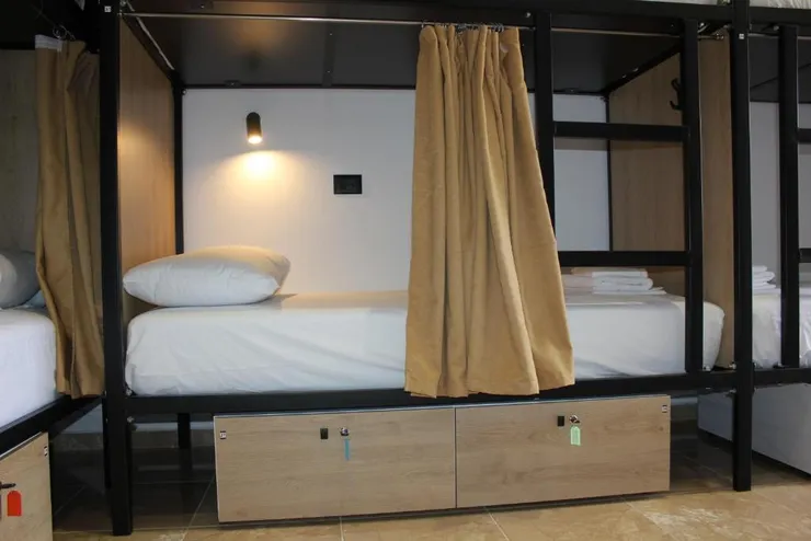 床恨大，重點是軟硬很剛好，又大，非常好睡! 這很加分。又有厚簾子，儲物櫃也很大，非常好!