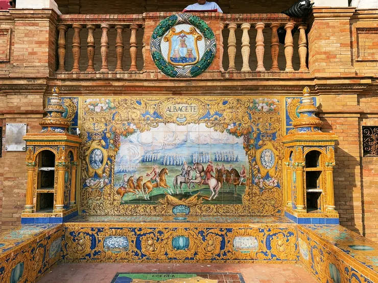 彩繪瓷磚描繪的是該省當地的歷史故事，地板上貼著的是該省地圖。