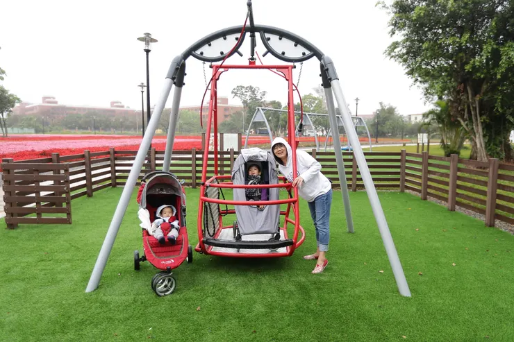 同款式，不同顏色的輪椅盪鞦韆都是子祐的最愛。