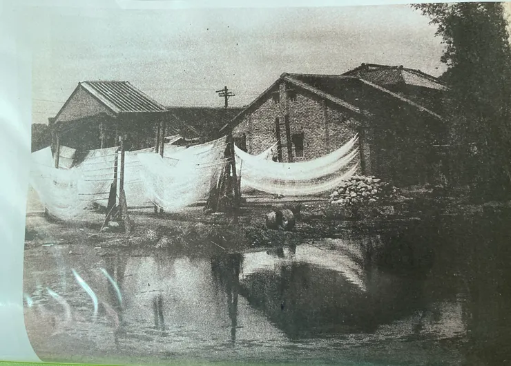 「米線窟」舊照，戶外曬米線情景