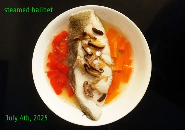 大比目魚， 以甜菜根與紅蘿蔔片搭配清蒸。