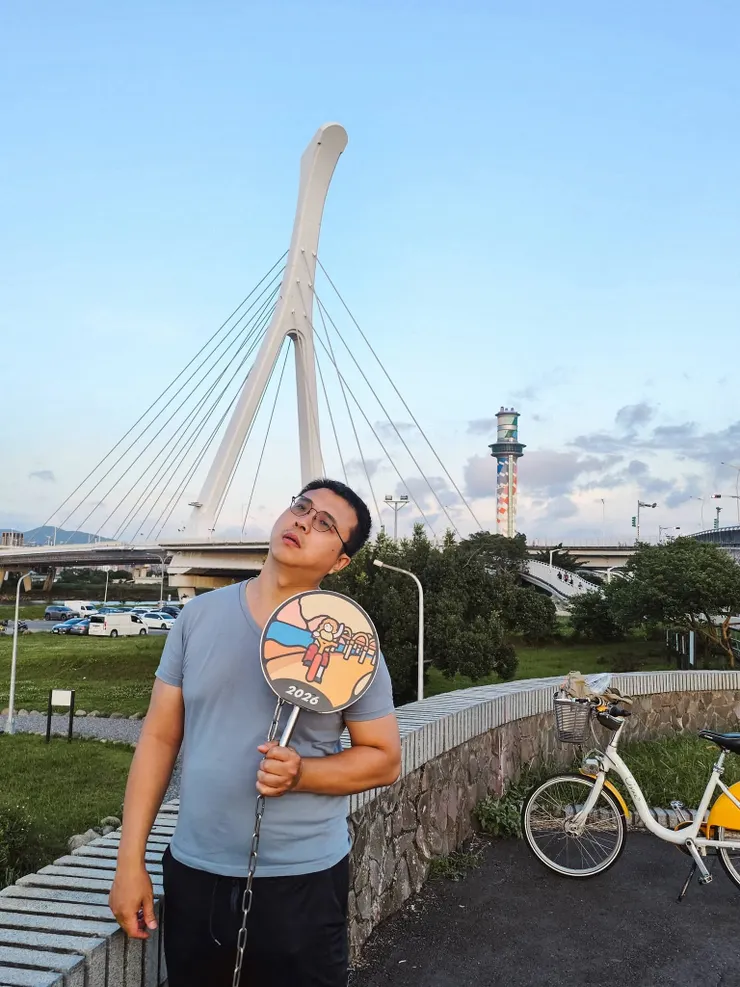 第八段的實體手拿牌位置在馬場町公園、離開社子島上社子大橋前