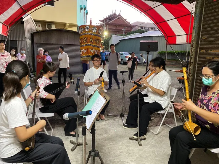 館閣門口向外視角，可以看到遠處巷口的郭厝保安宮