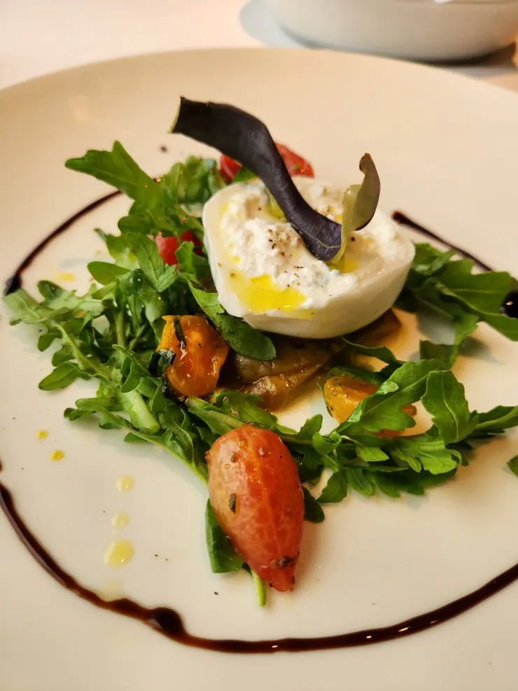 布拉塔起司佐烤茄子襯芝麻葉