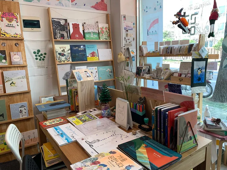 位於延南洞住宅旁的繪本書店Gomgom bookstore 그림책방곰곰