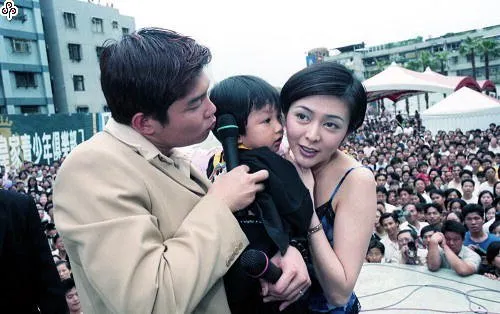 圖說描述:1998年5月24日關之琳工地秀，左一曾國城。(陳建仲攝) 工地秀、歌廳秀、紅包場等盛極一時的演藝場所，曾是黑道覬覦利益的目標