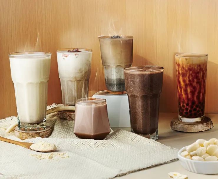 圖說：天氣溜滑梯，清心福全公布冬季熱飲人氣TOP5，左一白韻杏仁奶、中白韻杏仁頂級可可、右一珍珠琥珀黑糖鮮奶、右二頂級可可拿鐵全上榜。（資料來源：清心福全）