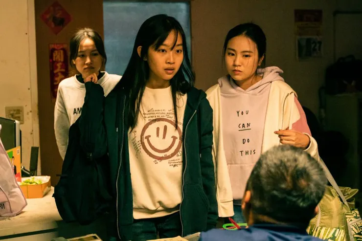 楊富江與周芷瑩飾演的阮氏青春和范氏梅是從越南來台的留學生，他們得要打工以支付學費。來源：《留學生》電影劇照