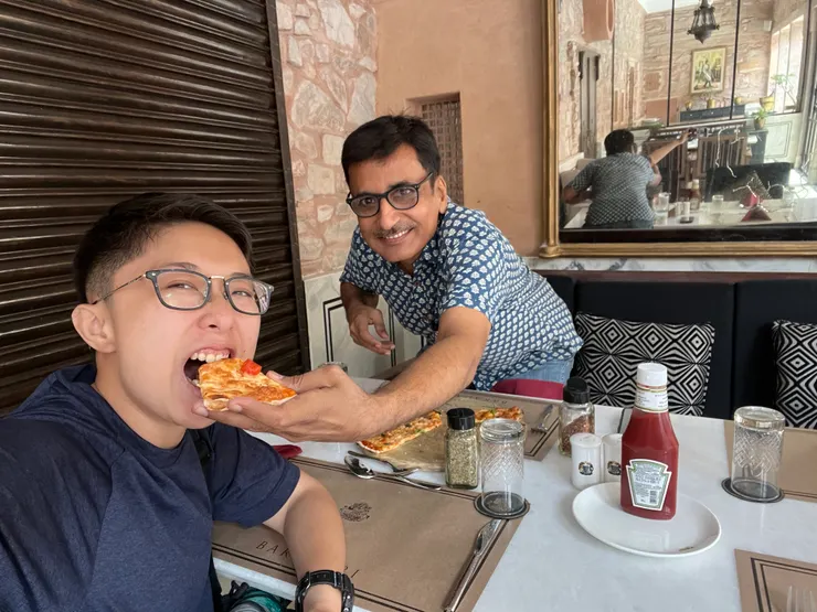 Ajit 是個熱情時尚的大叔，每次都穿得帥帥閃亮出場