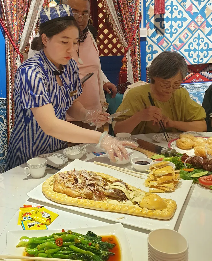 麵包羊腿 將整隻羊腿炙烤後，再用麵包（或酥皮麵團）裹起來烘烤，上桌時服務員一刀劃開，熱氣與香氣四溢，深具視覺與味覺雙重享受，是節慶、宴席、招待貴賓的高規格菜餚