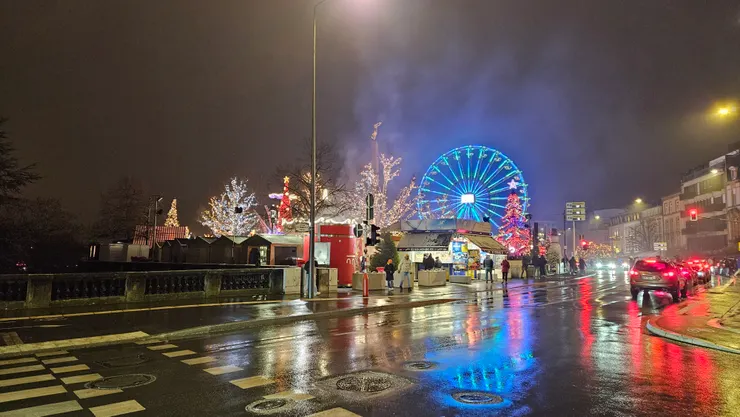 聖誕市集的溫馨摩天輪