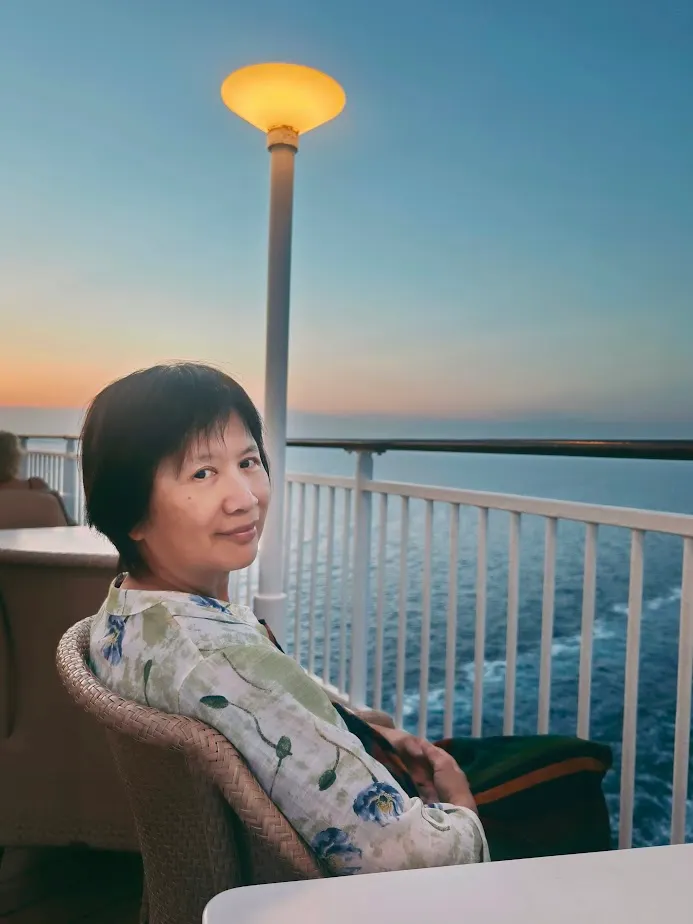 甲板上欣賞夕陽海景