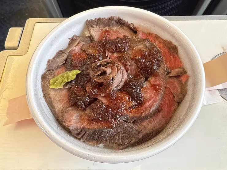 就算只有微暖，配上醬汁及日式芥辣，仍然非常惹味！