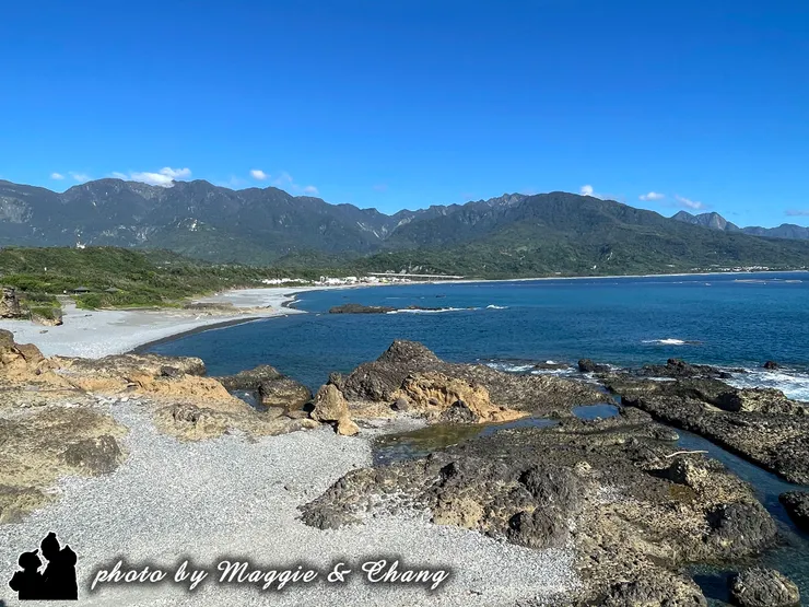 湛藍大海與岩石海岸交織出一幅唯美畫卷，微風輕拂，浪花低語，彷彿大自然在訴說一段海的浪漫