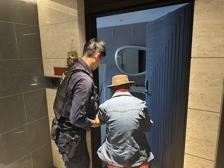 經員警協助，平安將婦人護送返家。圖：警方提供