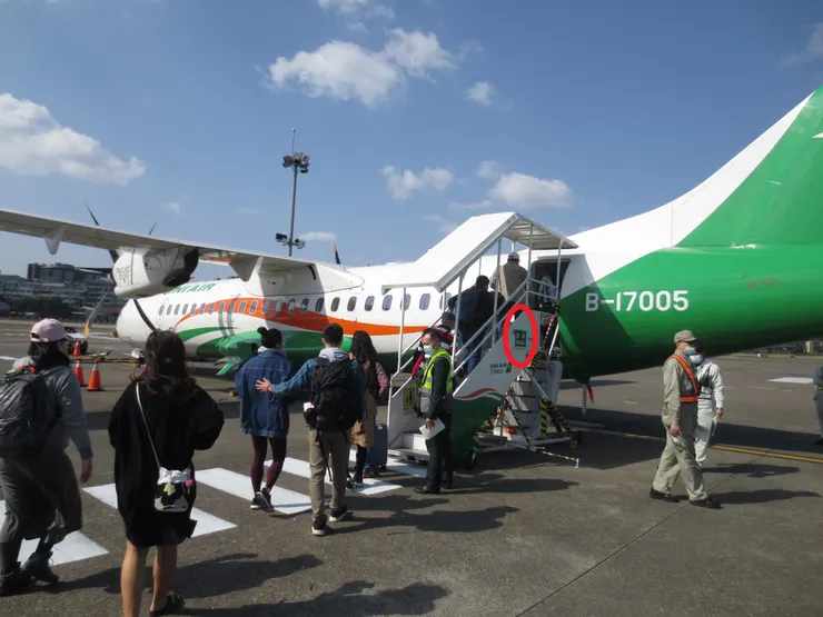 立榮航空小飛機都會在樓梯車旁邊掛上醒目的目的地牌子（紅圈處）!這樣接駁車司機也很難將旅客送錯飛機!