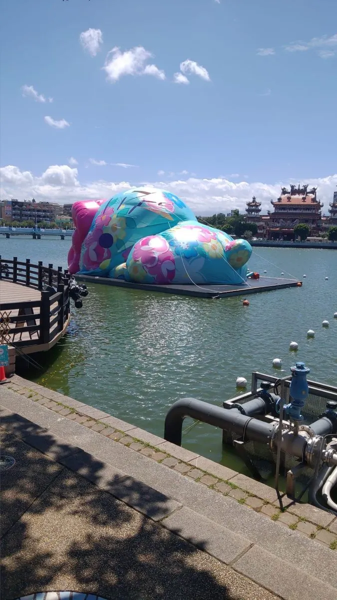 現場風太大，固定繩拉扯致KITTY皮面出現「撕裂傷」而消氣。圖：翻攝自【龍潭人】社團