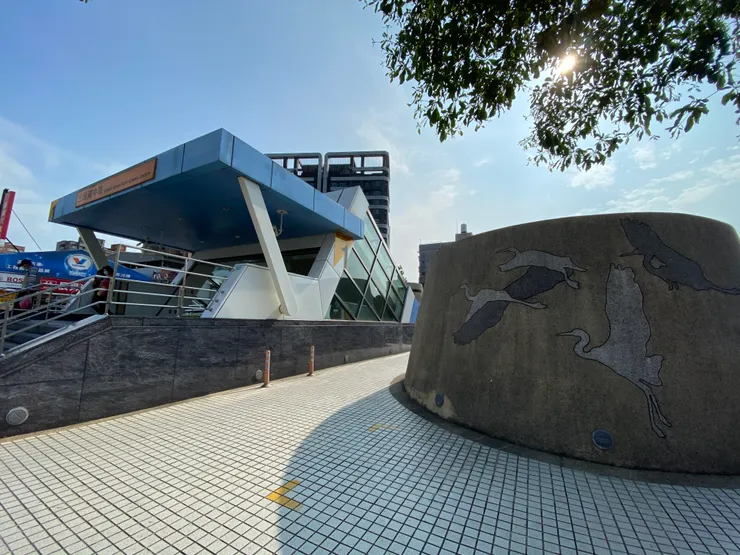 蘆洲三民國中站,白鷺鷥展翅的意象。通風井為"巢"意象