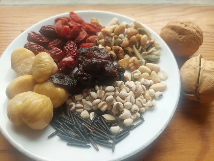 臘八粥的做法相當隨意，可以依照自己現有的材料，加入各種五穀雜糧、堅果、果乾，湊到八樣以上即可。