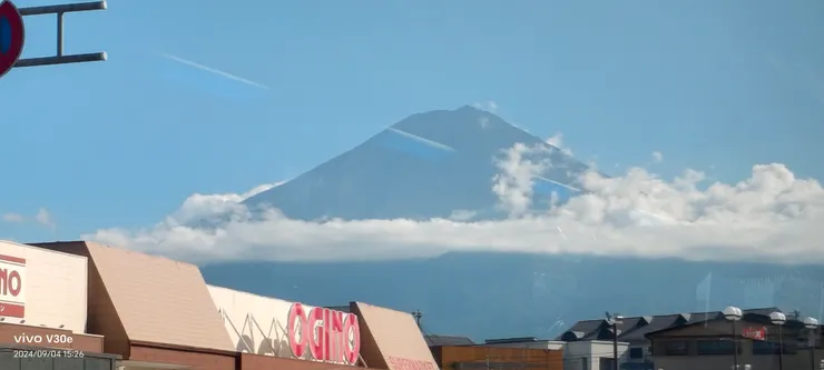 上午遊覽車經過驚見富士山現身。