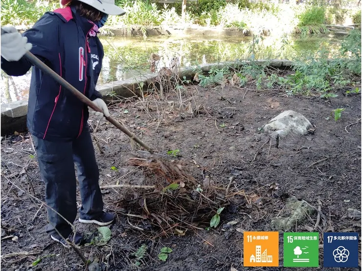 夏、秋組夥伴耙除堆置堤前的落葉及枯枝
