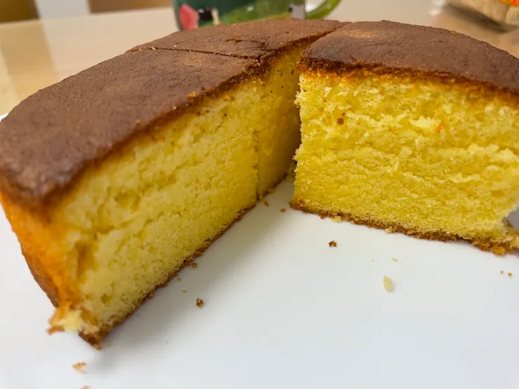 幸好沒被燒焦的檸檬海綿蛋糕。（作者拍攝）
