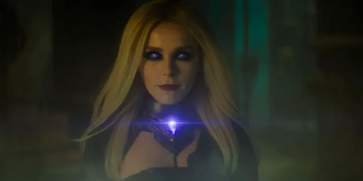 葵拉目光冷冽，像是把「頑皮鬼名單」當成獵人的清單。