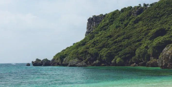 有說因為沖繩無論環境及文化風俗（如墳墓）跟日本本土不像，比較容易移植原著的中國舞台。