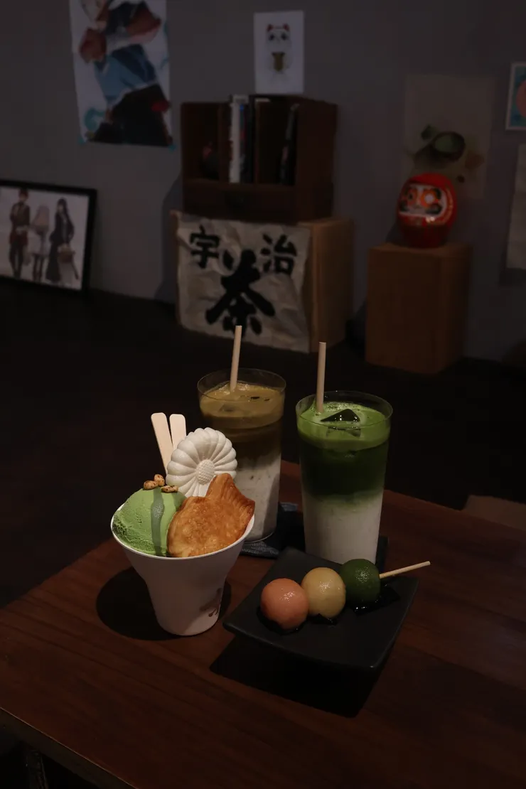 抹茶聖代(配卡士達鯛魚燒)、(中間那杯我忘記朋友點什麼了、、)、花見糰子、抹茶拿鐵-芽(經典)
