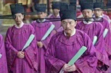 北宋官帽設有左右伸展的帽翅, 話說是避免大臣在朝廷上竊竊私語。(電視劇劇照)