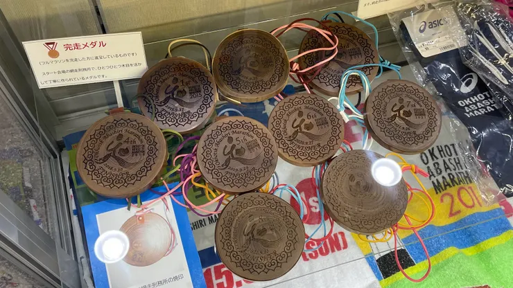 歷屆獎牌。木頭製作的獎牌有種金屬獎牌辦不到的溫潤質感，還有，那個字體好可愛啊～～～