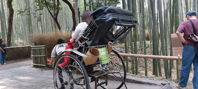 車夫努力地拉車中