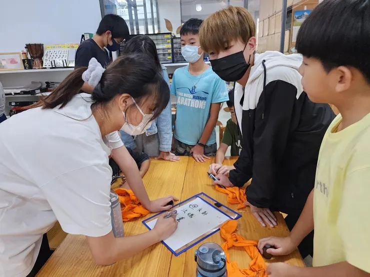 上華國高中部:結合蒙特梭利理念的高品質自學環境,探索自由、實踐農場活動與微觀經濟的理想校園 台南實驗國高中